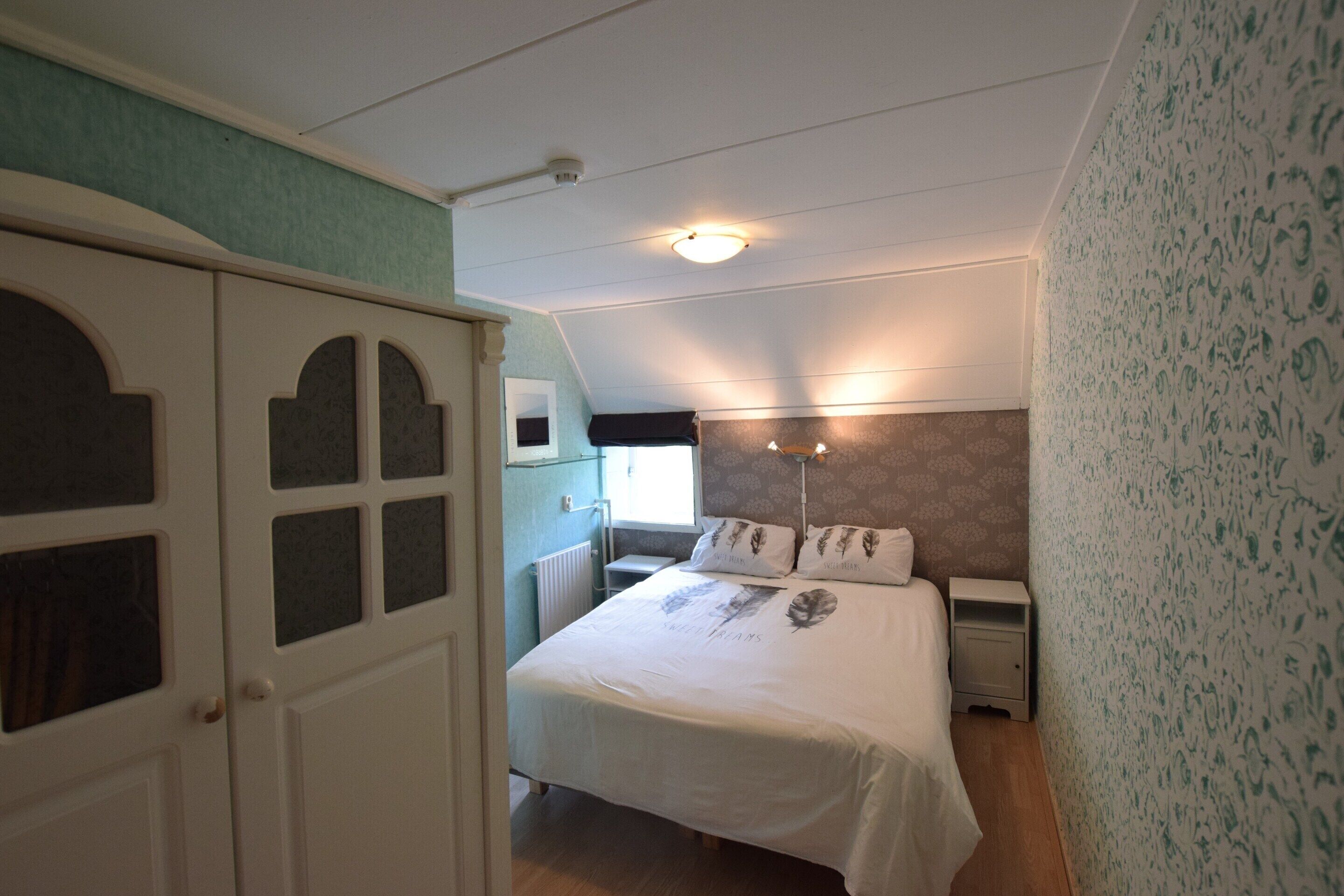 6 bedrooms, individually furnished, bed sheets