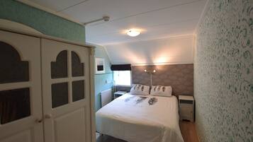 6 bedrooms, individually furnished, bed sheets