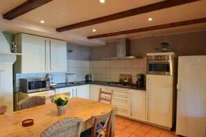 Private kitchen - Quaint Farmhouse near River in Oosterwijk (Oosterwijk)