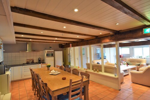 Quaint Farmhouse near River in Oosterwijk