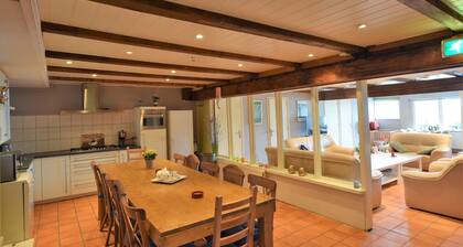 Quaint Farmhouse near River in Oosterwijk