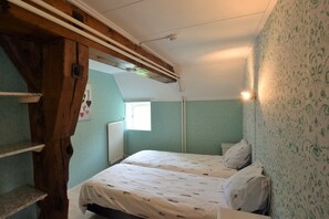 House | 6 bedrooms, individually furnished, bed sheets - Quaint Farmhouse near River in Oosterwijk (Oosterwijk)