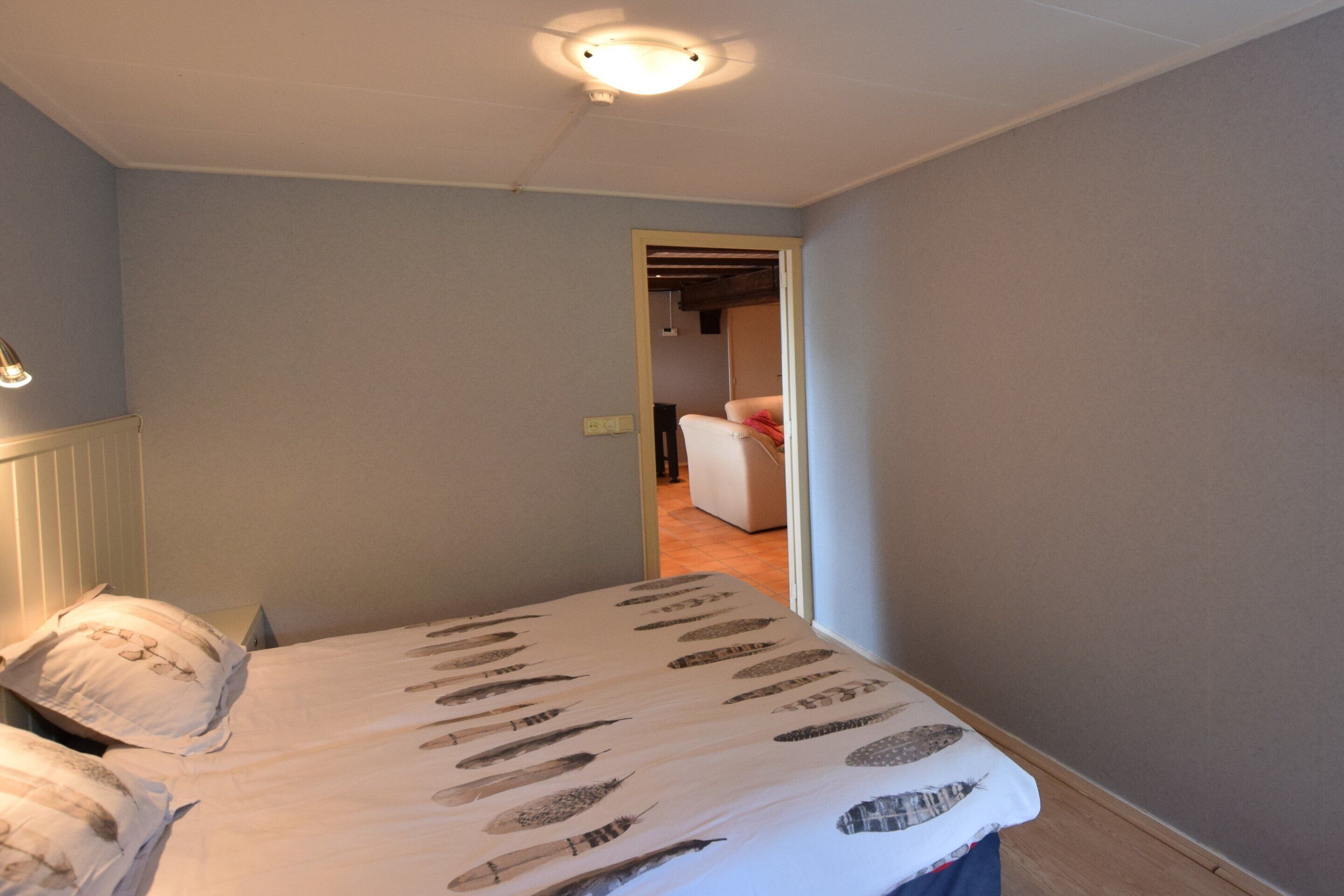 House | 6 bedrooms, individually furnished, bed sheets