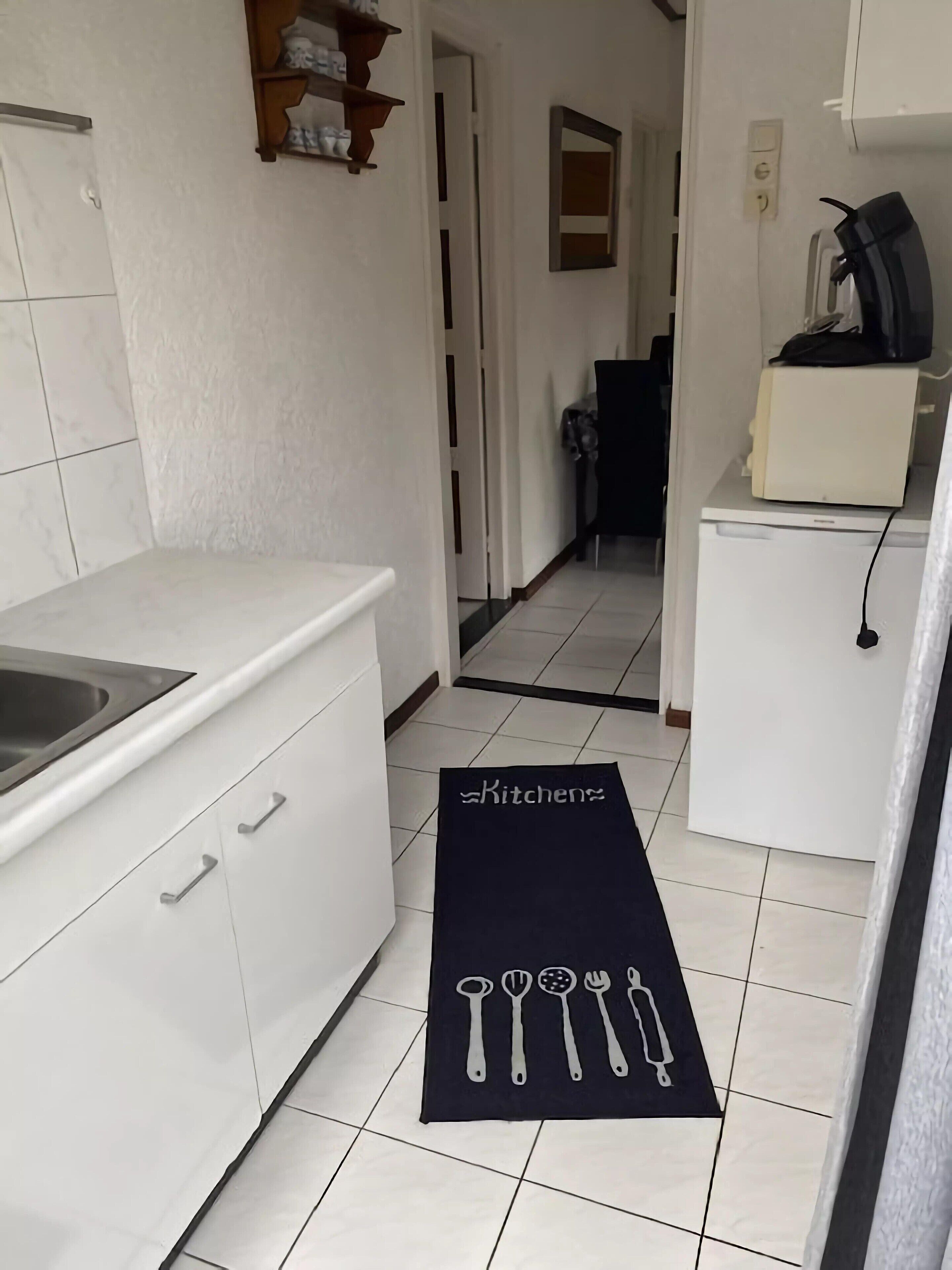Huis | Privékeuken | Een koelkast, een microgolfoven, een oven, een kookplaat