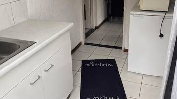 Huis | Privékeuken | Een koelkast, een microgolfoven, een oven, een kookplaat