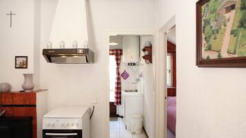 House | Private kitchen | Fridge, microwave, oven, stovetop