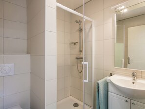 Villa | Bathroom | Bathtub, towels - Luxurious Villa in Limeyrat France With Private Pool (Limeyrat)