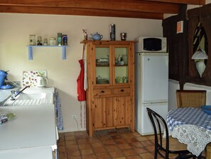 Cottage | Private kitchen | Fridge, microwave, oven, stovetop - Quaint Cottage in Saint-eutrope-de-born With Swimming Pool (Saint-Eutrope-de-Born)
