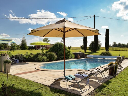 Quaint Cottage in Saint-eutrope-de-born With Swimming Pool