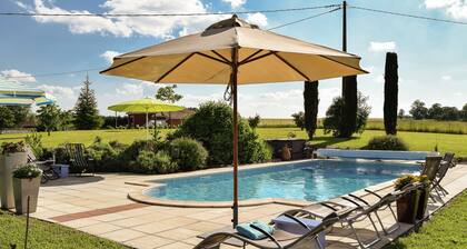 Quaint Cottage in Saint-eutrope-de-born With Swimming Pool