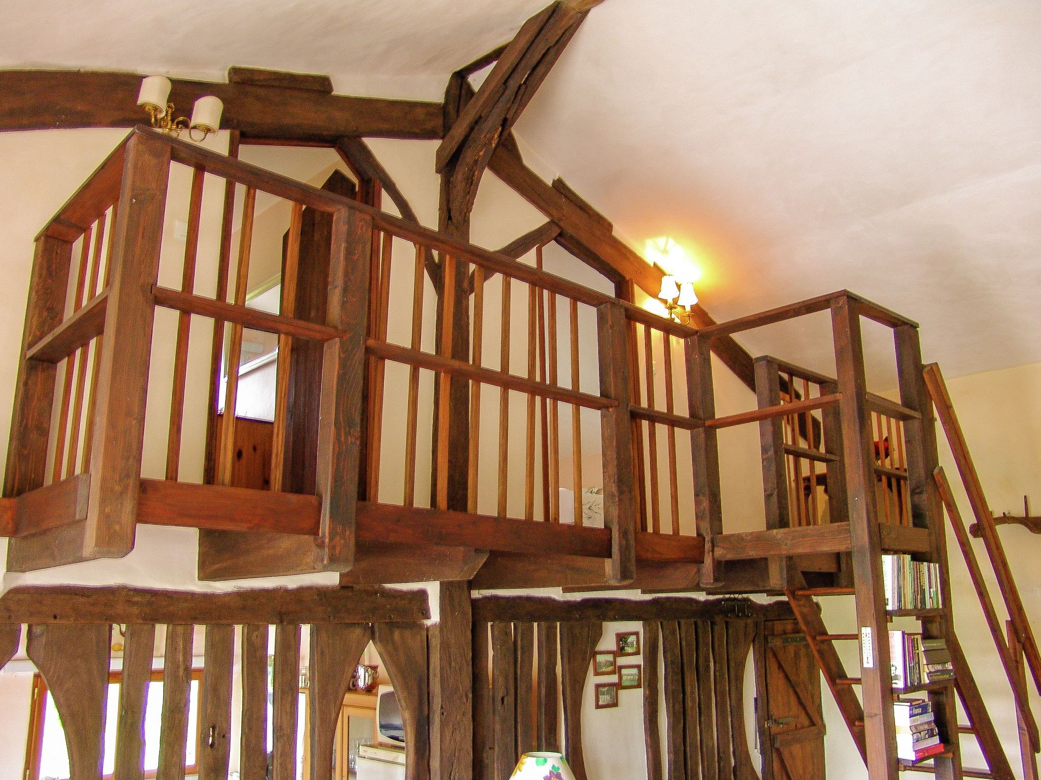 2 kamar tidur dan dilengkapi dengan perabotan berbeda-beda