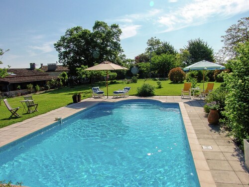Quaint Cottage in Saint-eutrope-de-born With Swimming Pool