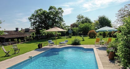 Quaint Cottage in Saint-eutrope-de-born With Swimming Pool
