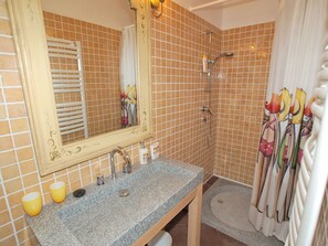 Bathtub, towels - Cozy Holiday Home in Reillanne With Swimming Pool (Reillanne)