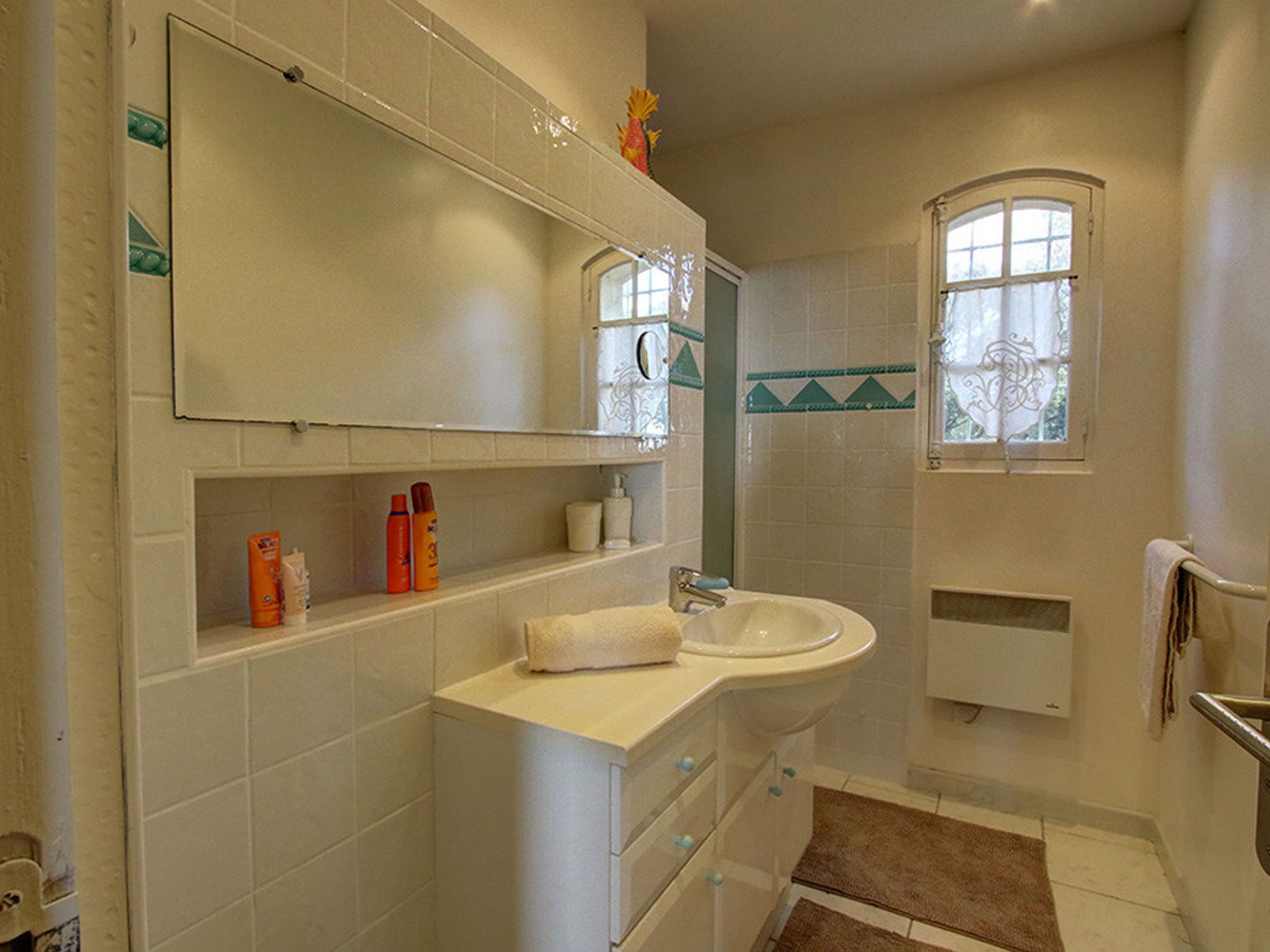 Villa | Salle de bain | Baignoire, serviettes fournies