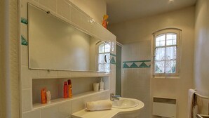 Villa | Bathroom | Bathtub, towels - Quaint Villa in Pignans With Swimming Pool (Pignans)