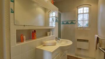 Villa | Salle de bain | Baignoire, serviettes fournies