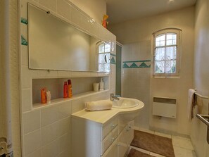 Villa | Salle de bain | Baignoire, serviettes fournies