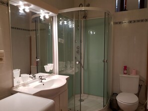 Bathroom - Cozy Holiday Home in Aigues-vives With Private Swimming Pool (Aigues-Vives)