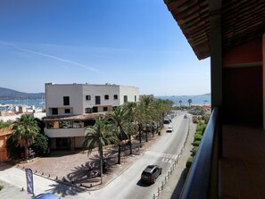 Balcony - Carefully Furnished Studio at 100 m. From the Beach (Gassin)