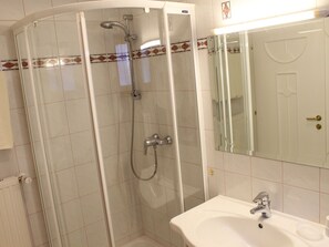Apartment | Bathroom - Modern Apartment in Salzburg With Garden (Filzmoos)