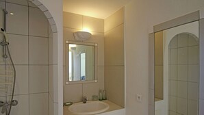 Villa | Salle de bain | Ensemble baignoire-douche, serviettes fournies