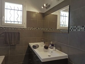 Villa | Bathroom | Combined shower/bathtub, towels - Cozy Villa in Lirac France With Private Pool (Lirac)