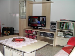 House | Living room | DVD player, MP3 dock - Holiday Home in Paldau With Balcony, Terrace, Garden,parking (Paldau)