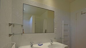 Bathroom - Spacious Villa in Saint-marsal With Swimming Pool (Saint-Marsal)