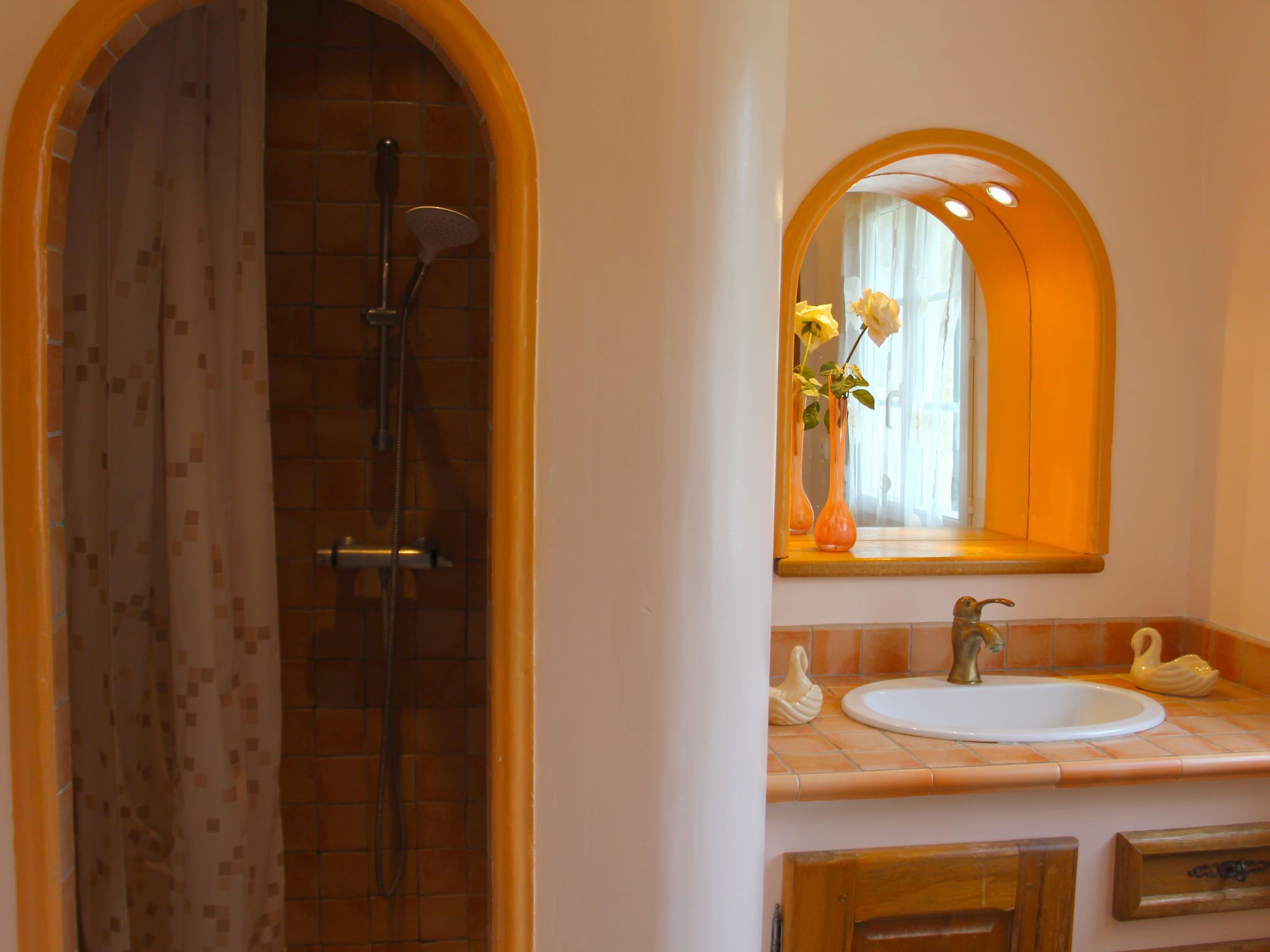 Villa | Bathroom | Combined shower/bathtub, towels