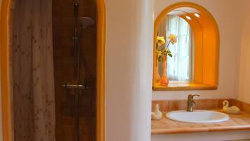Villa | Bathroom | Combined shower/bathtub, towels