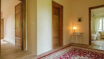5 kamar tidur dan dilengkapi dengan perabotan berbeda-beda