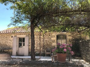 House | Exterior - Holiday Home in Lacoste With Pool (Lacoste (Provence))