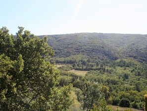 Property grounds - Holiday Home in Lacoste With Pool (Lacoste (Provence))