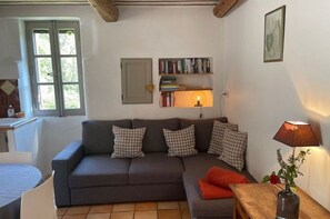 House | Living room - Holiday Home in Lacoste With Pool (Lacoste (Provence))