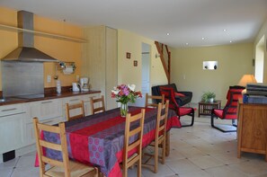 Dining - Peaceful Stay Near Lake (Isigny-le-Buat)