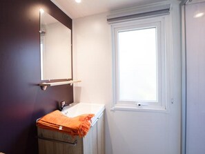 Mobile Home | Bathroom | Shower - Charming Mobile Home With Covered Terrace Close to the Beach (Messanges)
