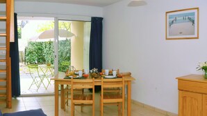 Living room - Cozy Apartment in the Lively Resort of Carcans Océan (Carcans)