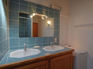 Villa | Bathroom | Shower - Comfortable Villa in Prunet-et-belpuig With Terrace (Prunet-et-Belpuig)