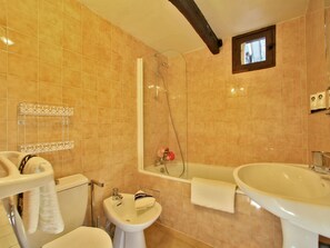 Rumah | Kamar mandi | Bathtub dan handuk