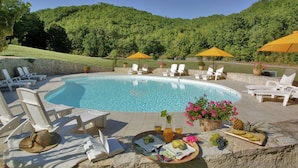 Una piscina al aire libre