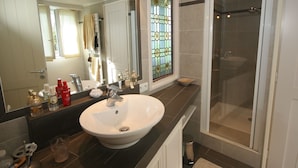 House | Bathroom | Bathtub, towels - Beautiful Holiday Home in La Trinite-sur-mer With Garden (La Trinite-sur-Mer)