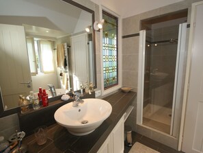 House | Bathroom | Bathtub, towels - Beautiful Holiday Home in La Trinite-sur-mer With Garden (La Trinite-sur-Mer)