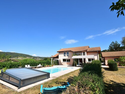 Idyllic Villa in Leynes With Swimming Pool