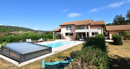 Idyllic Villa in Leynes With Swimming Pool