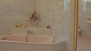 Vila | Kamar mandi | Bathtub