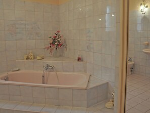 Villa | Bathroom | Bathtub - Blissful Villa in Cabannes With Swimming Pool (Cabannes)