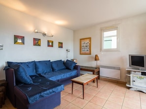Living room - Vintage Holiday Home in South of France by the Sea (Saintes-Maries-de-la-Mer)