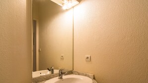 Bathroom - Vintage Holiday Home in South of France by the Sea (Saintes-Maries-de-la-Mer)