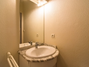 Bathroom - Vintage Holiday Home in South of France by the Sea (Saintes-Maries-de-la-Mer)